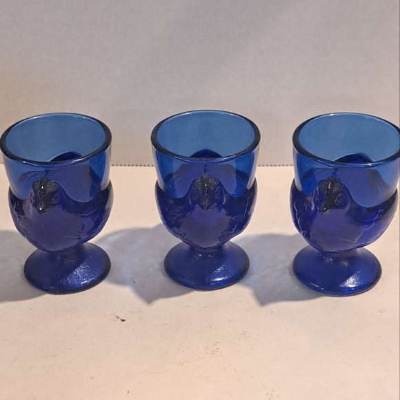 Vintage Cobalt Blue Pressed Glass Chicken Egg Cup, France. - Picture 3 of 7